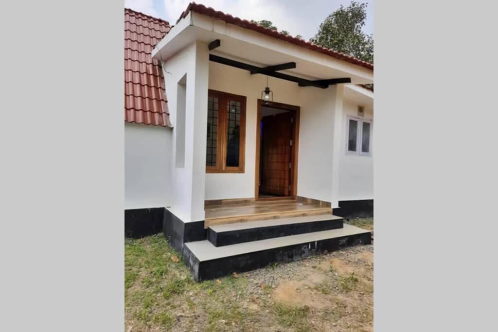 Farmstay In ചില്ലുകൂടാരം At Les Domki Et Al. Vagamon Exterior foto
