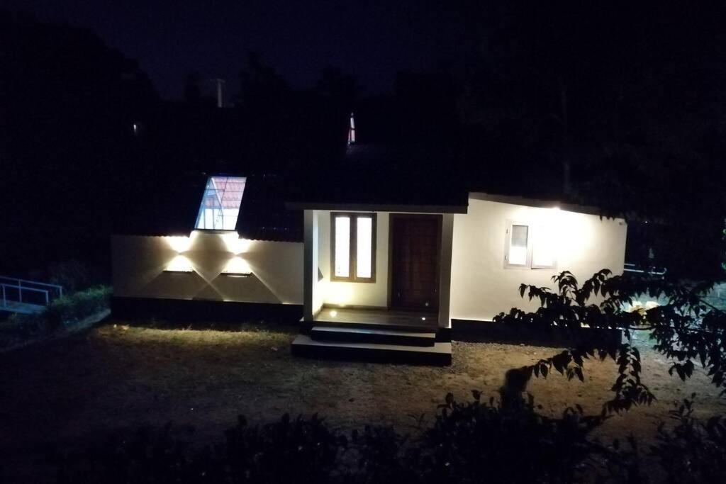 Farmstay In ചില്ലുകൂടാരം At Les Domki Et Al. Vagamon Exterior foto